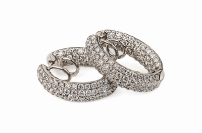 Paar 18 kt Gold Brillant-Ohrcreolen, WG 750/000, 194 Brillanten zus. ca. 5.20 ct Weiß/si, ca. 14.8 g