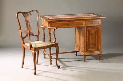 Schreibtisch mit Stuhl, um 1900, Nußbaum, eintürig, 2 Schubladen, gedrechselte Säulen, Schreibfläche mit eingesetzter Filzfläche, ca. 77 x 105 x ...