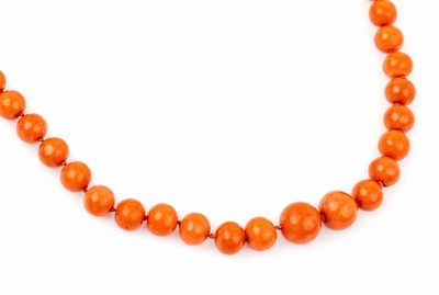 Korallenkette, endlos, Korallenkugeln im Verlauf D. ca. 5.1 - 10.2 mm, schöne Farbe, Kugel l. unrund, L. ca. 114 cm, Versand nur innerhalb der EU