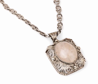 Quarz-Anhänger, 800er Silber, 1950er Jahre,ovaler Quarz-Cabochon, ca. 5.4 x 3.5 cm, an Kette, 835er Silber, L. ca. 43.5 cm, Federringschließe