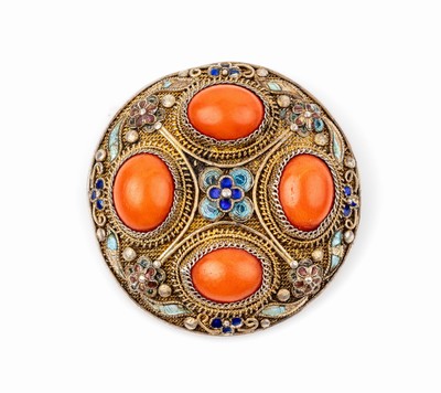 Korallen-Brosche, Silber verg., China 1950-60er Jahre, aufwendige Filigranarbeit, florale Elemente polychrom emailliert (part. besch.), 4 ovale ...