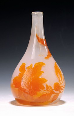 Vase, Emile Gallé, um 1895/1900, farbloses Glas, orangefarbener Überfang, floraler Dekor, mit dem Schleifrad überarbeitet, geätzt, poliert, H. ...