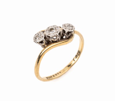 9 kt Gold Diamant-Ring, um 1920, GG 375/000, asymmetrische Gestaltung, 3 in Platingefasste 8/8-Diamanten zus. ca. 0.06 ct Weiß-l.get.Weiß/si-p, RW ...