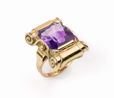 14 kt Gold Amethyst Ring, 1930er Jahre, GG 585/000, aufwändige Goldschmiedearbeit mit Golddraht in Volutenform und Granalien, Amethyst ca. 13.4 x ...