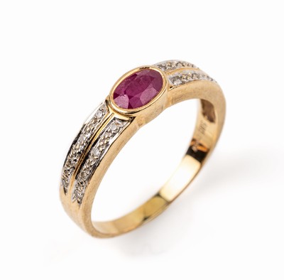 14 kt Gold Diamant-Rubin-Ring, GG 585/000, mittig kl. ovalfacett. Rubin, Ringschultern mit 16 kl. 8/8-Diamanten, RW 58, ca. 3.6 g