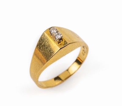 18 kt Gold Brillant-Ring, GG 750/000, schlichte Gestaltung, 2 erhaben gefasste Brillanten zus. ca. 0.06 ct Weiß/si, RW 53, ca. 3.3 g