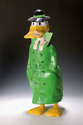 Skulptur nach Carl Barks (1901-2000), bekannter Zeichner und Autor der Disney Comics, Ente aus der Familie Duck im Regenmantel und Hut mit Zigarette ...