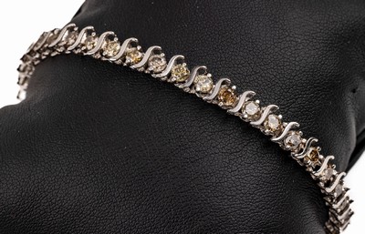 10 kt Gold Brillant-Armband, WG 416/000, 35Brillanten zus. ca. 5.25 ct Braun/p 1, S-förmige Zwischenglieder, L. ca. 18 cm, Kastenschloss mit ...