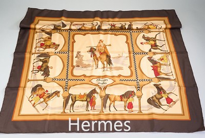 HERMES Carree, "Chevaux arabes", Made in France, 100 % Seide, Grund sandf., dunkelbrauner Rand, Darstellung versch. Reitermit Pferden, 89 ...