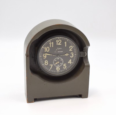 JUNGHANS FL 25591 Dienstuhr der deutschen Luftwaffe, Deutschland 1938, Handaufzug, grau lackiertes Holzgehäuse m. integr. Uhr, schwarzes Zifferbl. ...