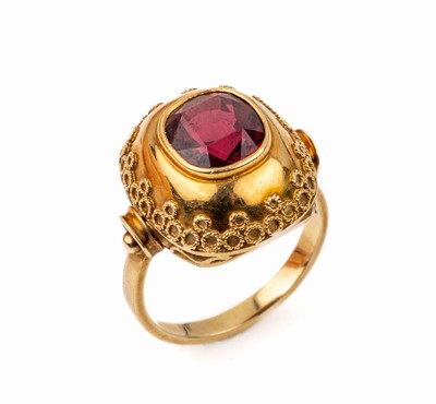 14 kt Gold Ring, deutsch 1930/40er Jahre, GG 585/000, ovalfacett. Synthese, aufwändige Goldschmiedearbeit mit aufgelötetem Kordeldraht in ...