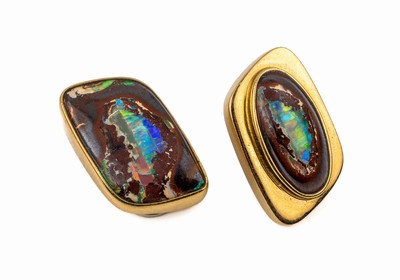 Paar 18 kt Gold Designer-Ohrclips, GG 750/000, Einzelanfertigung, unterschiedliche Designs, jeweils die Form der verarbeiteten Boulder-Opale ...