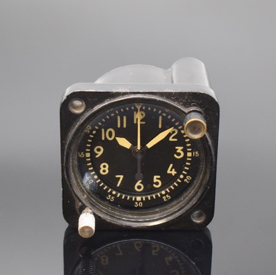 WALTHAM militärische Flugzeug-Borduhr mit Chronograph Referenz MIL-C-6499D, USA um 1940, Bakelit-Geh., schwarzes Zifferbl. m. Leuchtind., ...