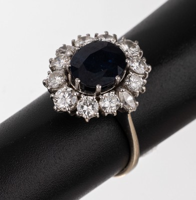 14 kt Gold Saphir-Brillant-Ring, WG 585/000, ovalfacett. Saphir ca. 3.0 ct 10 Brillanten und 2 Diam.-Navettes zus. ca. 1.50 ct Weiß/si, total ca. ...