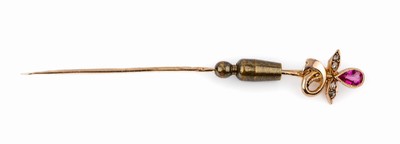 12 kt Gold Rubin-Diamant-Anstecknadel, GG 585/000, wohl England um 1900, stil. floralesMotiv, asymm. Aufbau, 1 Rubin-Tropfen ca. 0.24ct 4 ...