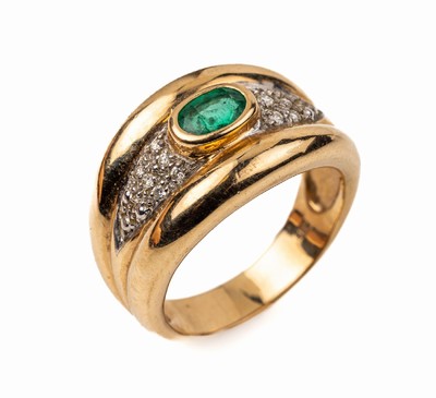 14 kt Gold Smaragd-Brillant-Ring, GG 585/000, ovalfacett. Smaragd ca. 0.25 ct, 12 Brillanten zus. ca. 0.06 ct Weiß/p 1, RW 56, ca. 8.2 g