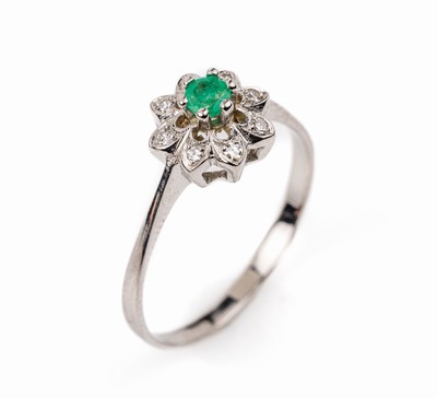 14 kt Gold Smaragd-Diamant-Ring, WG 585/000, erhaben gefasster rundfacett. Smaragdca. 0.12 ct, umgeben von 8 8/8-Diamanten zus. ca. 0.08 ct ...