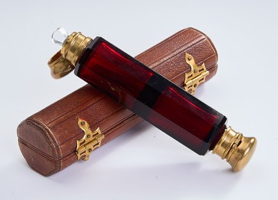Doppelparfumflakon, wohl Frankreich um 1890, rotes Glas, facett., Monturen Metall ver- goldet, oben und unten befüllbar, orig. Stöpsel, orig. ...