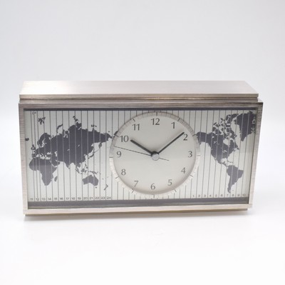 JUNGHANS Astro-Quartz seltene Präzisions- Tischuhr mit rückseitiger Weltzeitanzeige, Deutschland um 1967, rechteckiges, schweres vern. Geh., ...