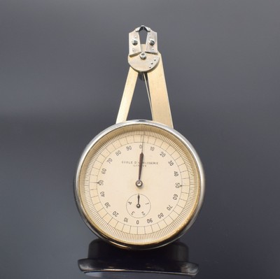 ÉCOLE D'HORLOGERIE Zangenmikrometer mit Box, Schweiz um 1930, vern. Geh. auf 3 Füßen, sign. silb. Zifferbl., verglast, zentr. 1/100 ...