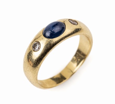 14 kt Gold Saphir-Brillant-Ring, GG 585/000, mittig ovalfacett. Saphir ca. 0.80 ct, 2 Brillanten zus. ca. 0.10 ct Weiß/p 1, RW 56, ca. 5.8 g