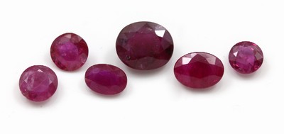 Konvolut 6 lose nat. Rubine: 1 x ovalfacett. 0.51 ct, pinkish Red, 6.01 x 4.27 x 2.11 mm, beh.; 1 x ovalfacett. 0.96 ct, pinkish Red, 7.04 x 5.17 x ...