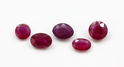 Konvolut 5 lose nat. Rubine: 1 x rundfacett. 0.54 ct, pinkish Red, 5.08 x 5.06 x 2.28 mm, beh.; 1 x rundfacett. 1.15 ct, Red, 6.10 x 6.06 x 3.38 mm, ...