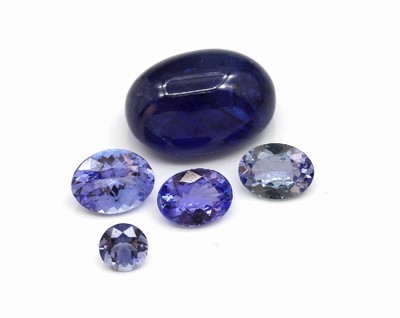 Konvolut 5 Tansanite: 1 x Cabochon ca. 18.2 ct, 4 x ovalfacett. zus. ca. 18.20 ct