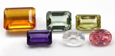 Fundgrube mit losen Edelsteinen zus. ca. 3500 ct, u. a. Malachit, Koralle, Topas, Grünachat, Tigerauge, Amethyst, Karneol, Jaspis, Turmaline, auch ...