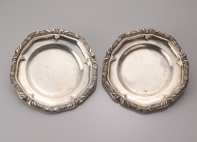 Set 2 Untersetzer, 900er Silber, wohl deutsch um 1920, geschwungener Rand mit umlaufenden Dekor, D. ca. 12 cm, ca. 244 g, Meistermarke unged.