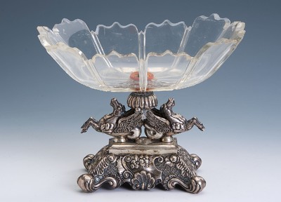 Tafelaufsatz, Silber gepr., wohl Hanau um 1900, Fuß mit Rocaillen, Muscheln, Blüten und Früchten, 2 Fabelwesen mit Flügel, Glasschale mit ...