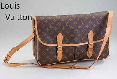 LOUIS VUITTON Messenger Bag, Monogram Canvas, Besatz und Schulterriemen Leder, Front mit 2 aufgesetzten Taschen, Rückseite mit Ein- steckfach, ...