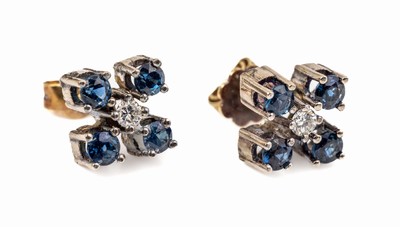 Paar 18 kt Gold Saphir Brillant Ohrstecker, GG/WG 750/000, 8 rundfacett. Saphire zus. ca. 0.68 ct, 2 Brillanten zus. ca. 0.14 ct Weiß/si, ca. 3.8 g
