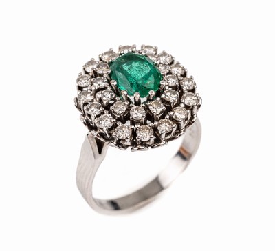 14 kt Gold Smaragd-Diamant-Ring, WG 585/000, mittig erhaben gefasster ovalfacett. Smaragd ca. 1.30 ct, umgeben von 1 Reihe mit 12 8/8-Diamanten zus. ...