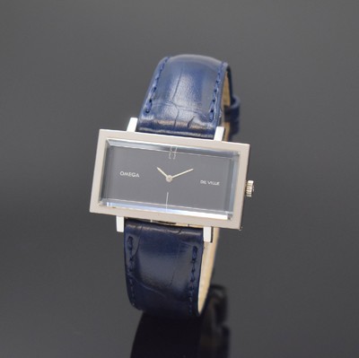 OMEGA De Ville rechteckige Armbanduhr, Schweiz um 1973, Handaufzug, verchr. Geh., Stahlboden aufgedr., blaues Zifferbl. m. weißen Zeigern, rotverg. ...