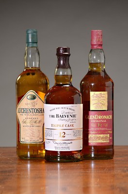 3 Flaschen schottische single malt Whiskys, 1x Glendronach 12 J., 1 Liter, 40%Vol., 1x Auchentoshan select, triple distilled, 1 Liter, 40%Vol.; The ...