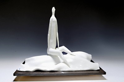 Peter Strang, 1936 Dresden - 2022, Künstlerfigur, Ausführung Meissen, sitzender Akt, weißes Porzellan, signiert und dat. 87, ca. 34 x 41 x 24 cm, ...