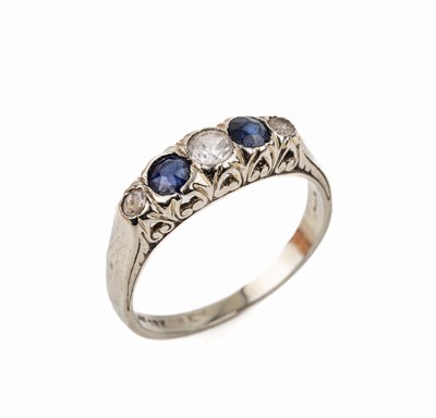 18 kt Gold Saphir-Ring, um 1930, WG 750/000, Schweden, 2 rundfacett. Saphire zus. ca. 0.10 ct, 3 Glassteine, RW 50, ca. 2.2 g