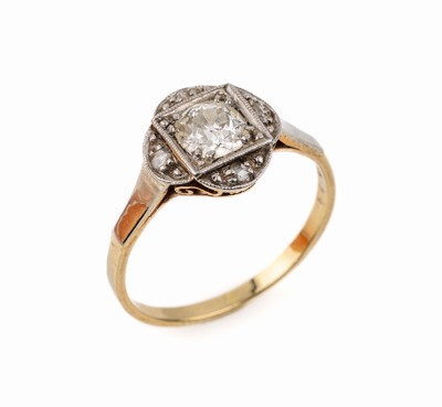 14 kt Gold Diamant-Ring, 1930er Jahre, GG 585/000, Ringkopf schauseitig Platin, mittig Altschliffdiamant ca. 0.60 ct Weiß/p1, 4 kl. Diamantrosen ...