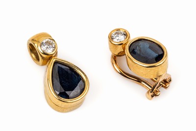 18 kt Gold Saphir-Brillant-Schmuckset, GG 750/000 gepr., best. aus: einzelnem Ohrclip und Anhänger, ovalfacett. Saphir und Saphir-Tropfen zus. ca. ...