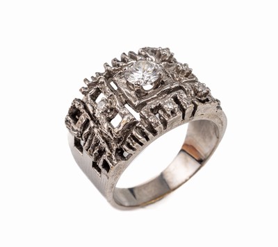 18 kt Gold Diamant-Ring, WG 750/000, Ringkopf abstrakt durchbrochen gestaltet, mittig erhaben gefasster Brillant ca. 0.50 ct Weiß/si, 5 ...