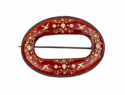 Brosche mit Email, Silber, um 1900, rotbraunes transluzides Email auf guillochiertem Grund, mit eingelegten goldf. Blüten, Ornamenten und Vögeln, ...