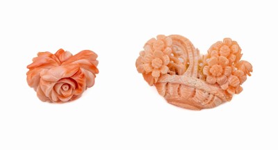 Konvolut 2 Korallen-Broschen, fein geschnitzte Korallen, 1 x Blüte, ca. 2.6 x 2 cm, und 1 x reichhaltiger Blumenkorb, ca. 4.2 x 2.6 cm, ...