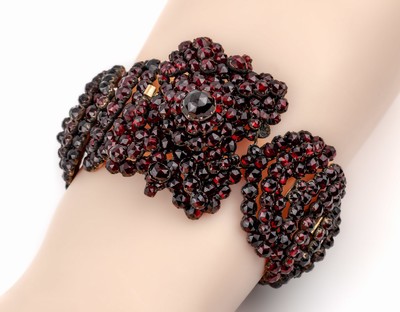 Ausgefallenes Granat-Armband, Böhmen um 1880-90, im Verlauf gearbeitet, rundfacett. Granate, L. ca. 19.5 cm, Kastenschloss, 1 Granat fehlt
