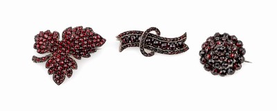 Konvolut 3 Granat-Broschen, Tombak, Böhmen um 1890, 1 x in Form eines Blattes, ca. 4 x 3.5 cm, 1 x rund in mehreren Ebene, D. ca. 2.5cm, und 1 x ...