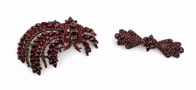 Konvolut 2 Granat-Broschen, Metall, Böhmen um 1890, 1 x florale Gestaltung, ca. 6.3 x 4 cm, Granate in versch. Formen mit sehr schönerFarbe, und 1 ...