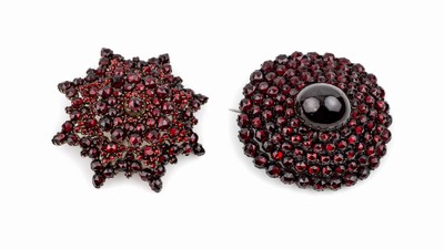 Konvolut 2 Granat-Broschen, Tombak, Böhmen um 1890, 1 x in mehreren Ebenen mit gr. Cabochon, ca. 4.5 x 4.5 cm, und 1 x sternf. inmehreren Ebenen, ...