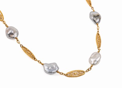 18 kt Gold Perl-Collier, GG 750/000 gepr., ovale Glieder aus Filigranarbeit, 13 silbergraue barocke Zuchtperlen, L. ca. 68 cm,Karabinerschließe, ...