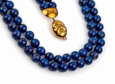 Lapislazuli-Collier mit 18 kt Gold Schließe, GG 750/000, 2-rhg. Lapislazuli-Kugeln, D. ca. 10 mm, L. ca. 68 cm