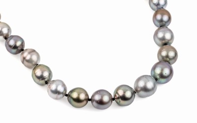 Tahitizuchtperl-Collier, im Verlauf 33 Perlen, D. ca. 10.2 - 13.2 mm, L. ca. 44.5 cm,Magnetschließe Metall